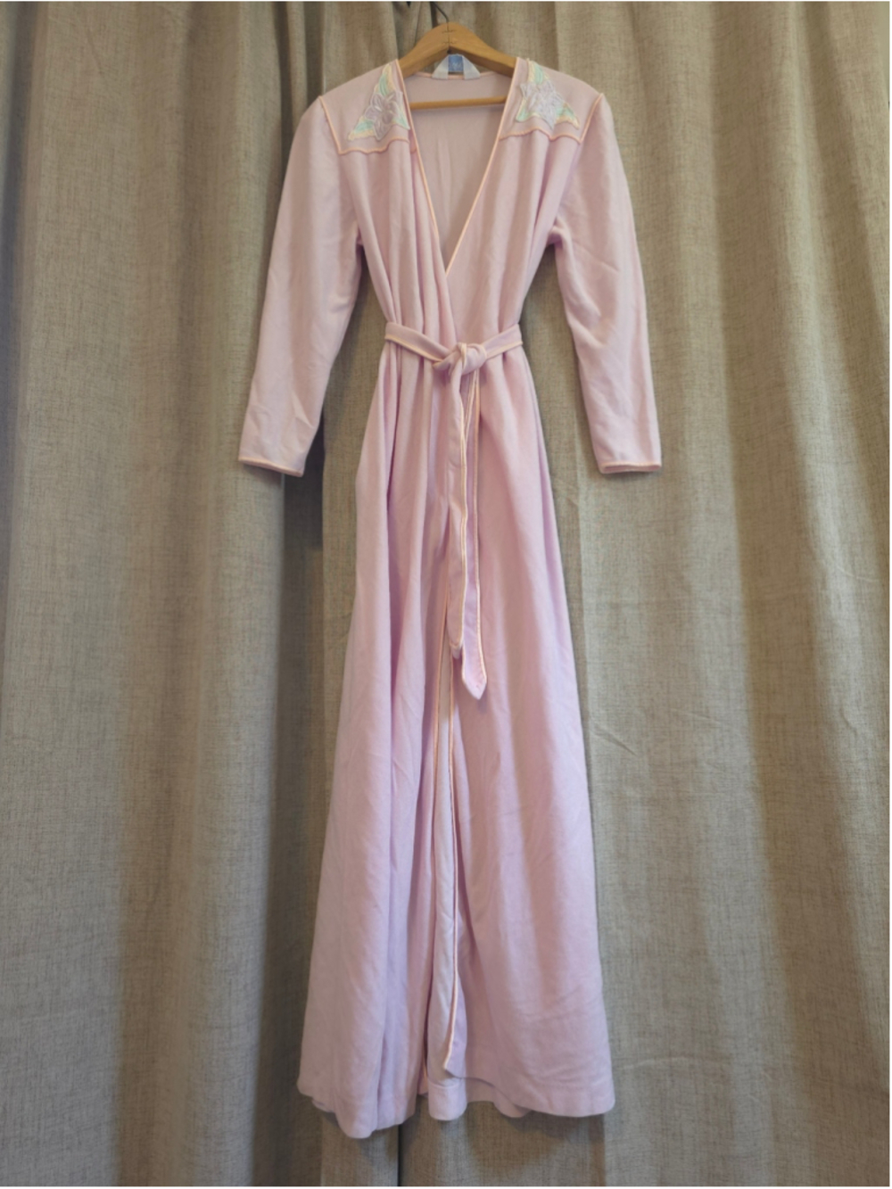Vintage 80s Lorraine Robe Size S Light Pink Long Sleeve Floral Patch Embroidery - Picture 2 of 15